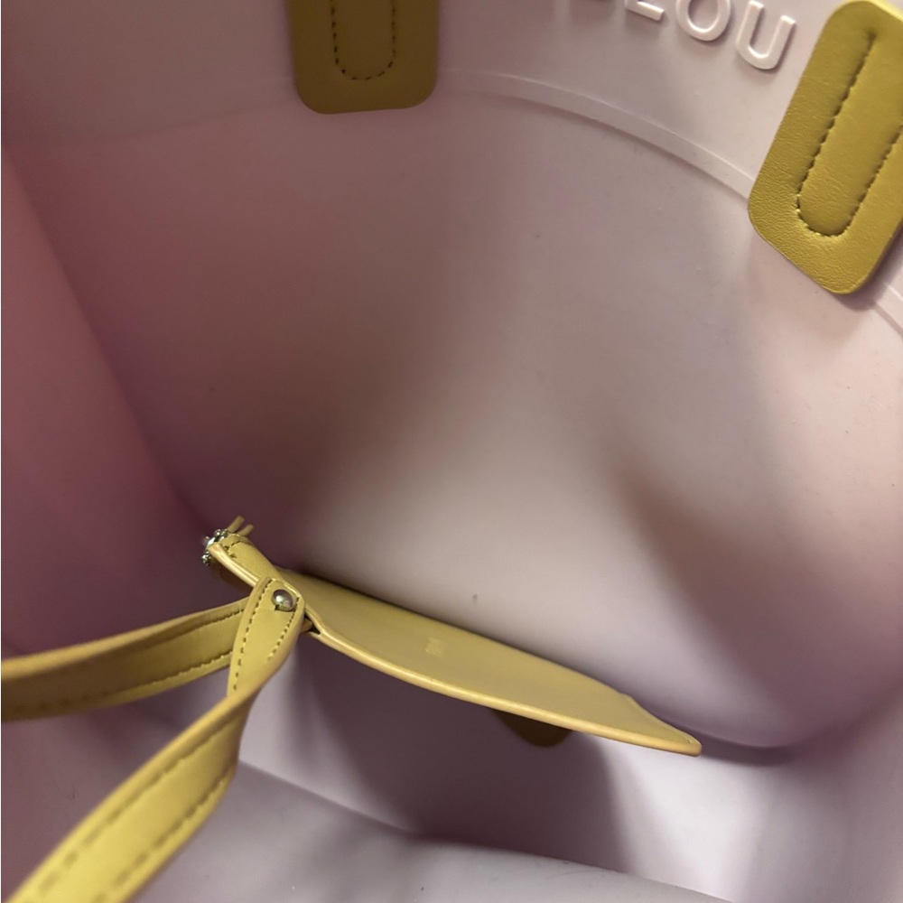 Light purple Fablou London light pink silicone Tote Bag with a small purse. - Picture 6 of 11